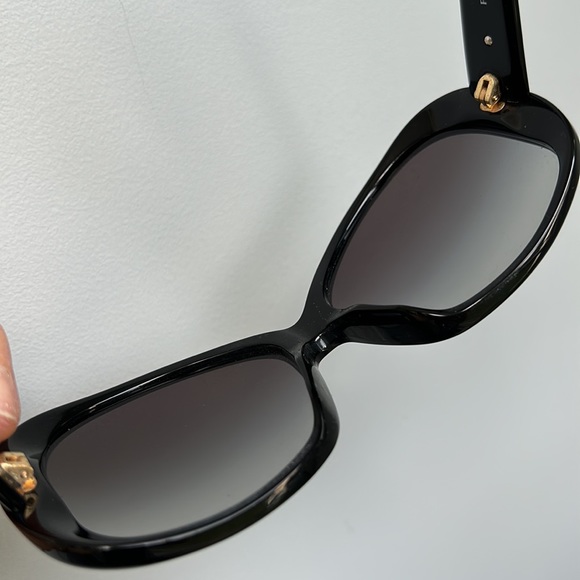 Prada sunglasses: wide shape in black. Flattering on most faces. - Picture 4 of 7